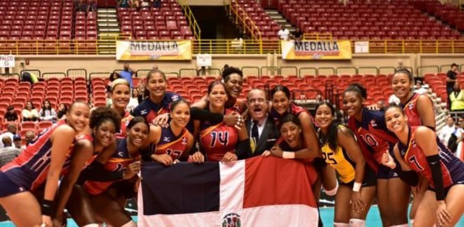 La selección nacional de voleibol junto al presidente del Proyecto de los equipos, licenciado Cristóbal Marte Hoffiz.