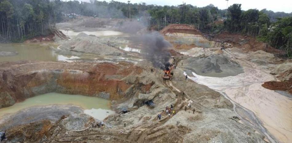 La Policía Nacional colombiana destruye una operación ilegal de extracción de oro como parte de la "Operación Guamuez III" de las Fuerzas Armadas en Magüi Payán, Colombia, el martes 20 de abril de 2021.

Foto: AP/Fernando Vergara