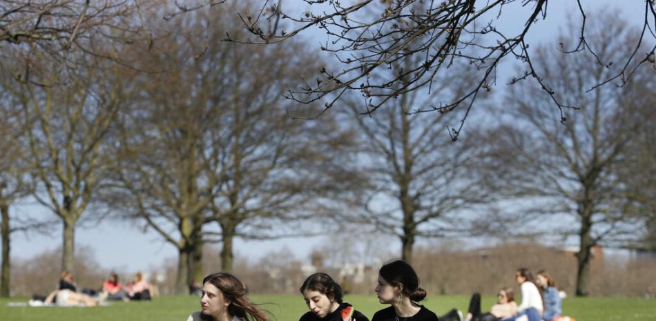 En imagen de archivo del lunes 29 de marzo de 2021, grupos de personas disfrutan de un día de campo en Hyde Park, Londres, una vez que las autoridades empezaron a relajar las medidas de confinamiento por el coronavirus.

Foto: AP/Kirsty Wigglesworth