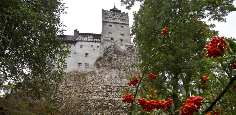 En esta foto del 8 de octubre de 2011, el Castillo de Bran, más conocido como el Castillo de Drácula, un día lluvioso en en Bran, en la región central de Transilvania en Rumania.

Foto: AP/Vadim Ghirda