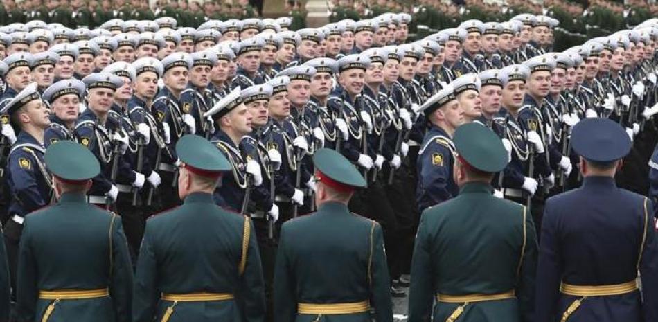 Marineros rusos marchando en la Plaza Roja durante el desfile militar del Día de la Victoria en Moscú, Rusia, ayer domingo. AP