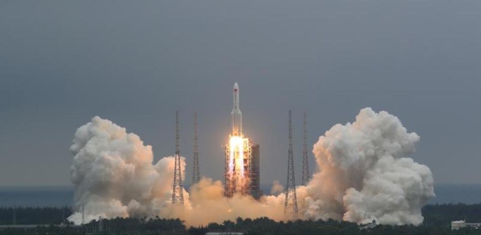 En esta imagen del 29 de abril de 2021 difundida por la agencia noticiosa china Xinhua, se ve el despegue de un cohete Long March 5B que transporta un módulo para la estación espacial china, desde la base de lanzamiento de Wenchang, en la provincia de Hainan, en el sur de China. (Ju Zhenhua/Xinhua via AP, Archivo)