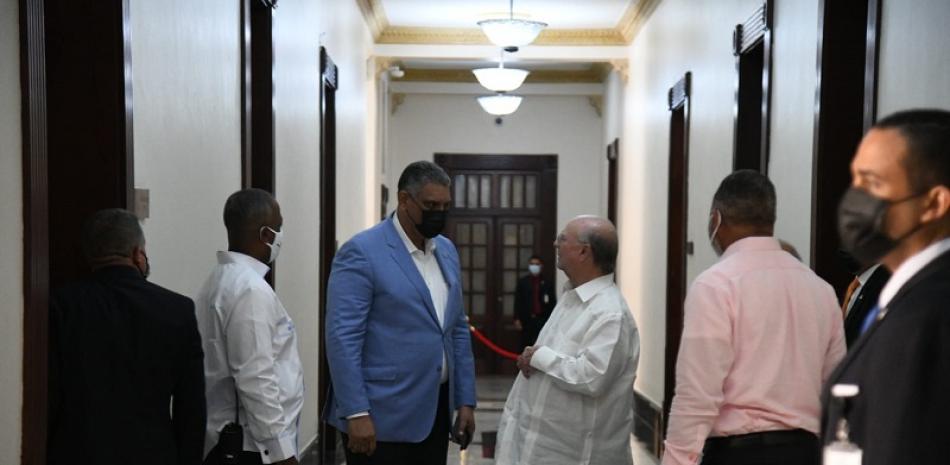 El ministro de Interior y Policía e Hipolito Mejía conversan en los pasillos del Palacio Nacional. José Maldonado / LD