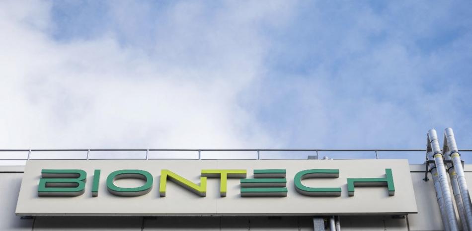 En esta foto de archivo tomada el 27 de marzo de 2021 se ve el logo en la fachada del nuevo sitio de fabricación de la empresa alemana BioNTech para la producción de la vacuna Covid-19 en Marburgo, Alemania central. Thomas Lohnes / AFP