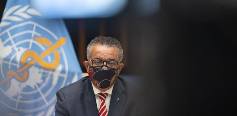 En esta fotografía publicada por la Organización Mundial de la Salud el lunes 5 de octubre de 2020, su director general, doctor Tedros Adhanom Ghebreyesus _con una mascarilla para protegerse del coronavirus_, participa en una sesión especial sobre la respuesta ante el COVID-19.

Foto: Christopher Black/OMS vía AP