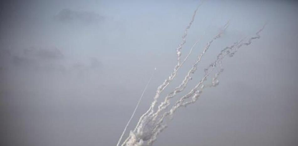Misiles lanzados por milicianos de Hamas desde la Franja de Gaza hacia Israel, el 10 de mayo de 2021. (AP Foto/Khalil Hamra)