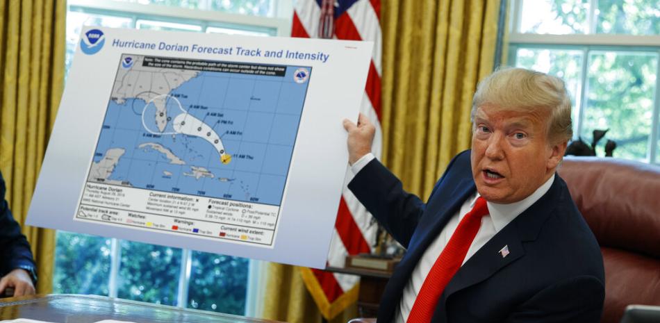 El presidente Donald Trump habla con reporteros sobre el trayecto del huracán Dorian, el 4 de septiembre de 2019 en Washington.

Foto: AP/Evan Vucci