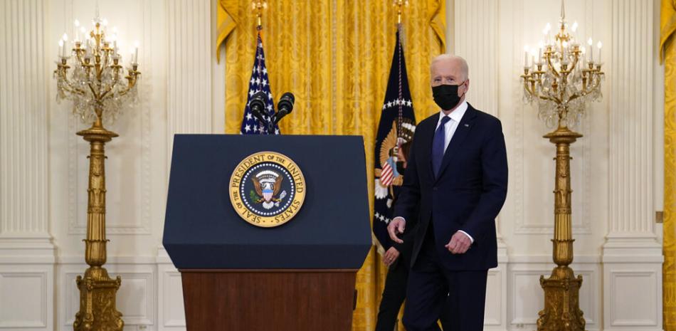 El presidente estadounidense Joe Biden llega al Salon Este de la Casa Blabca para dar un mensaje sobre la economía del país, el 10 de mayo de 2021 en Washington.

Foto: AP/Evan Vucci