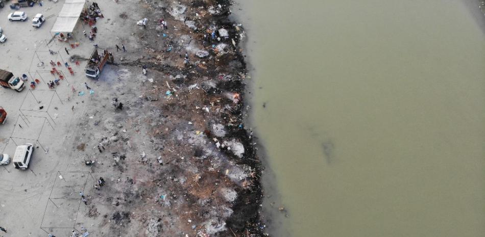 En esta fotografía aérea tomada el 5 de mayo de 2021, se ven piras funerarias de víctimas del coronavirus Covid-19 en un campo de cremación a lo largo de las orillas del río Ganges, en Garhmukteshwar. Archana THIYAGARAJAN / AFP