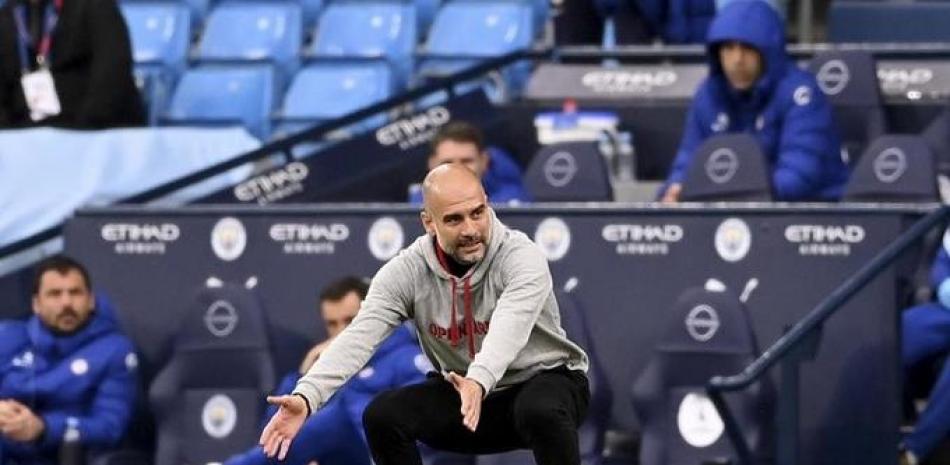 El técnico del Manchester City Pep Guardiola gesticula durante el partido del sábado contra Chelsea por la Liga Premier.