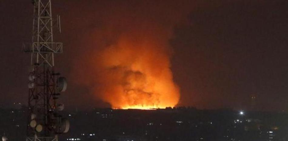 Un incendio arde en la Franja de Gaza ayer, tras un ataque de las fuerzas israelíes. Foto: AP.