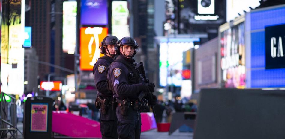 Agentes de la policía de Nueva York montan guardia después de que dos mujeres y una niña de cuatro años resultaron heridas por disparos en Times Square, Nueva York, el 8 de mayo de 2021. Kena Betancur / AFP