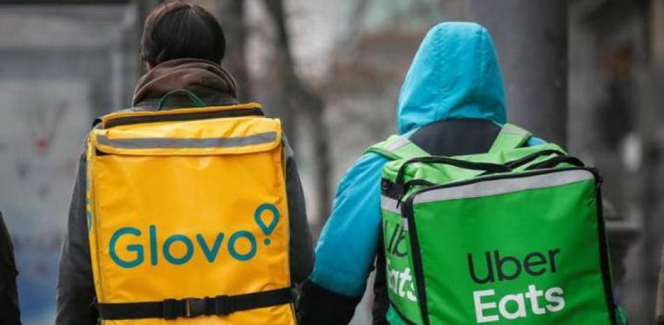 Repartidores de Glovo y Uber Eats en Kiev (Ucrania). REUTERS