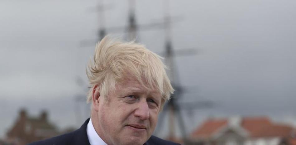 ARCHIVO - En imagen de archivo del viernes 7 de mayo de 2021, el primer ministro Boris Johnson habla con los medios en Hartlepool, Inglaterra. (AP Foto/Scott Heppell, archivo)