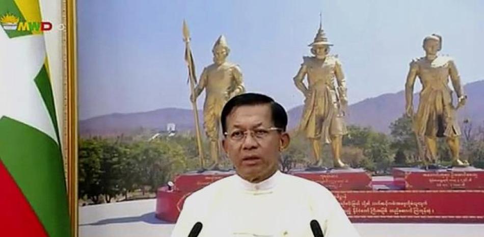 En esta imagen de archivo, tomada de un video emitido el 18 de abril de 2021 en la televisora Myawaddy TV, el general Min Aung Hlaing ofrece un discurso a la nación con motivo del Año Nuevo birmano. (Myawaddy TV via AP)