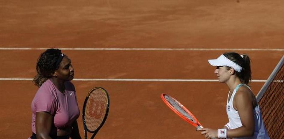 Serena Williams y Nadia Podoroska se saludan al final del partido del Abierto de Italia. Podoroska derrotó a Williams en dos sets.