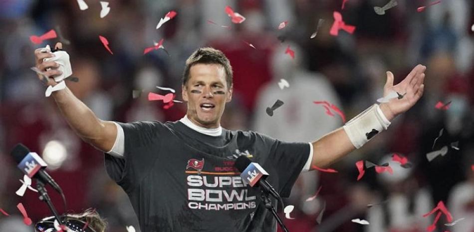El quarterback de los Buccaneers de Tampa Bay Tom Brady celebra la victoria ante los Chiefs de Kansas City en el Super Bowl.