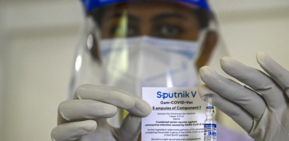 Un trabajador de la salud muestra la vacuna contra el coronavirus Sputnik V Covid-19 en Colombo el 6 de mayo de 2021. Ishara S. KODIKARA / AFP