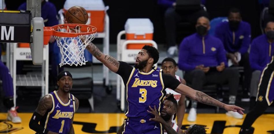 Anthony Davis, de los Lakers, se apresta a encestar dos puntos en el partido del martes por la noche ante los Knicks de Nueva York en el baloncesto de la NBA.