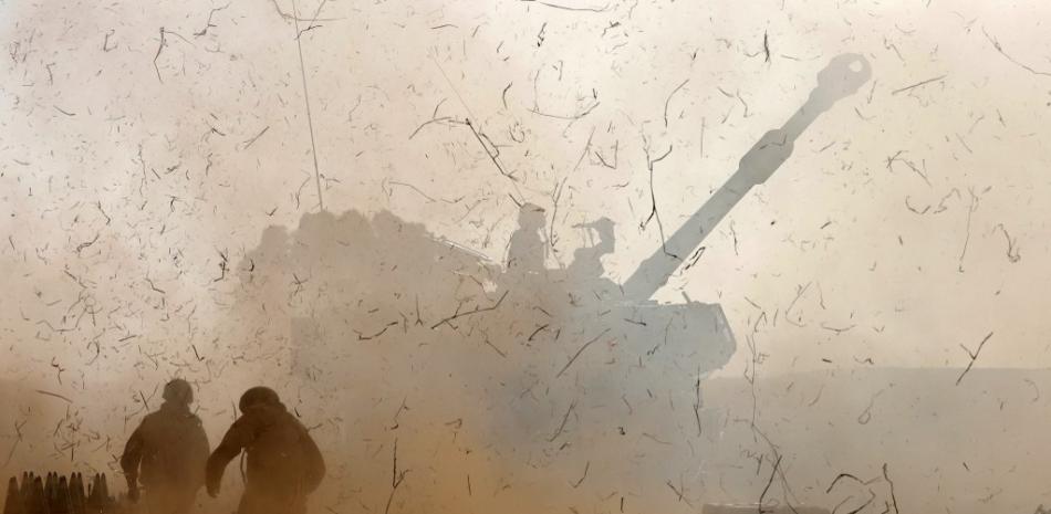 Soldados israelíes disparan un obús autopropulsado de 155 mm hacia la Franja de Gaza desde su posición cerca de la ciudad de Sderot, en el sur de Israel, el 12 de mayo de 2021. Menahem KAHANA / AFP
