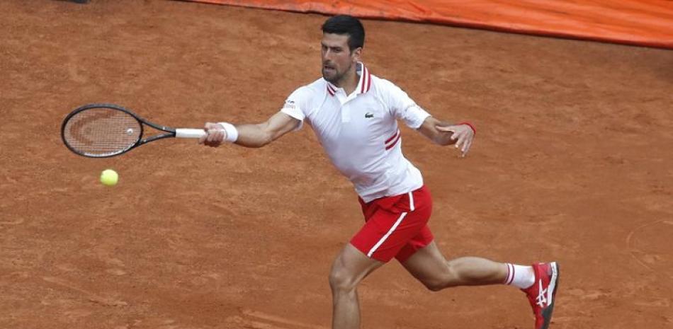Novak Djokovic regresa el saque de Taylor Fritz en el encuentro de segunda ronda del Abierto de Italia.