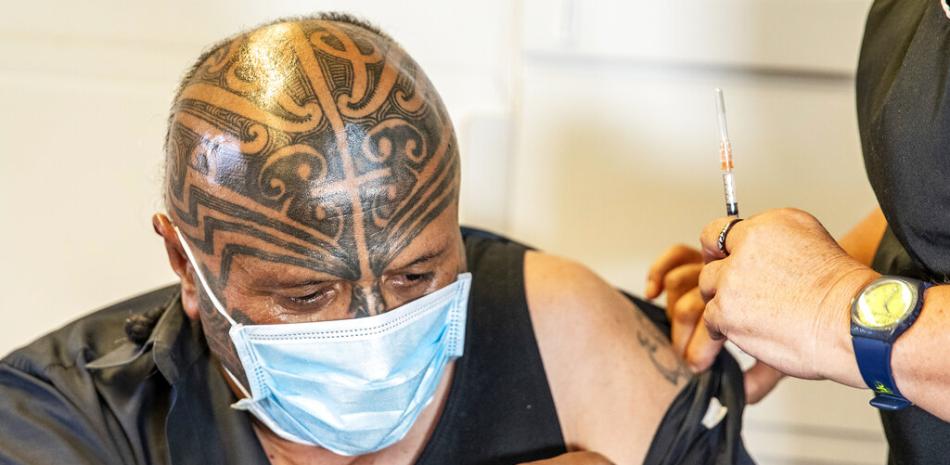 Rangi McLean recibe una dosis de la vacuna contra el COVID-19 en el centro de vacunación Manurewa Marae en el sur de Auckland, Nueva Zelanda, el 8 de abril de 2021.

Foto: Michael Craig/New Zealand Herald via AP