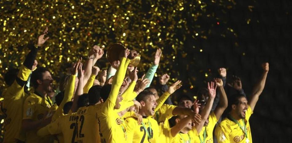 Los jugadores del Borussia Dortmund festejan tras ganar la Copa de Alemania con un triunfo sobre Leipzig en la final del jueves.