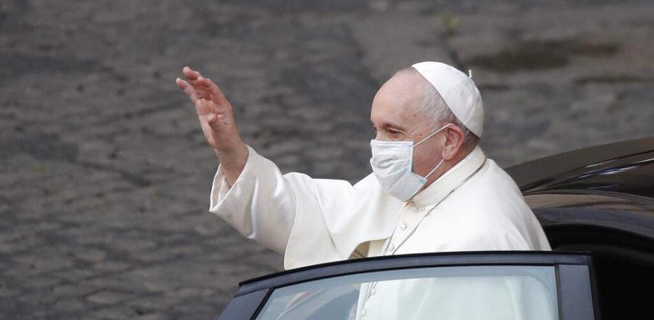 El papa Francisco llega a la plaza de San Damaso en el Vaticano para su audiencia general semanal, el miércoles 12 de mayo de 2021.

Foto: AP/Alessandra Tarantino