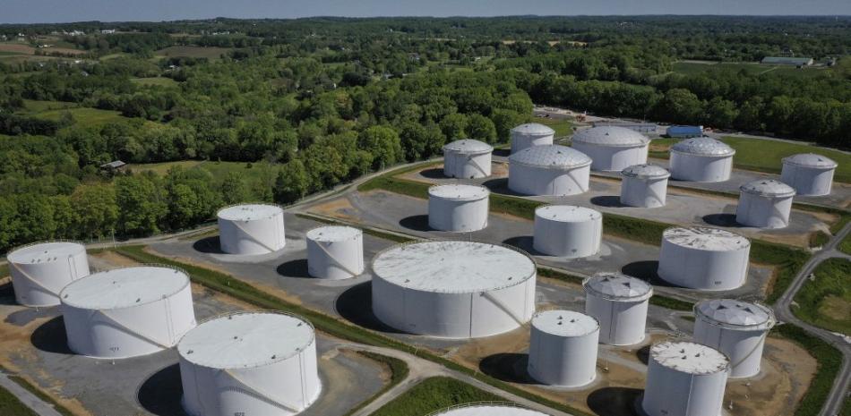 En una vista aérea, se ven tanques de almacenamiento de combustible en la estación Dorsey Junction de Colonial Pipeline el 13 de mayo de 2021 en Washington, DC. Angerer / Getty Images / AFP