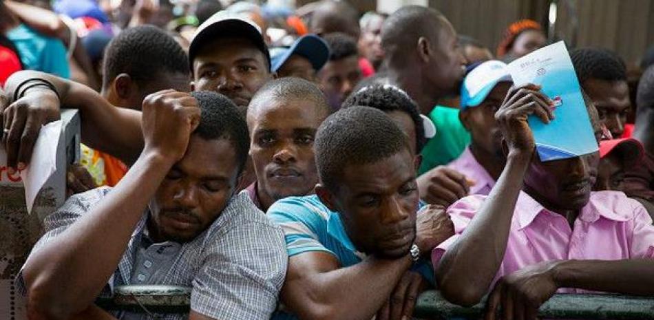 Miles de hatianos hicieron filas durante varios días para presentar los documentos de naturalización exigidos por las autoridades dominicanas para poder continuar en el país./EPA