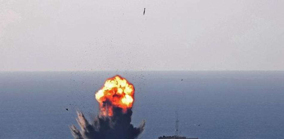 Humo sale de una explosión cuando otra bomba de aire (arriba) cae durante un ataque aéreo israelí en Rafah, en el sur de la Franja de Gaza, el 13 de mayo de 2021. Foto: Said Khatib/AFP.