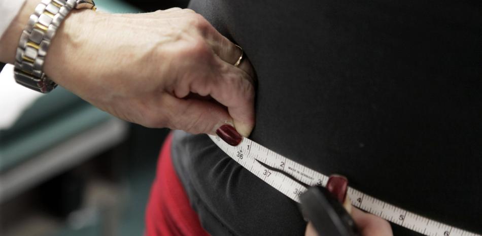 Una persona toma medidas a otra durante un estudio de obesidad en Chicago, el 20 de enero de 2010.

Foto: AP/M. Spencer Green