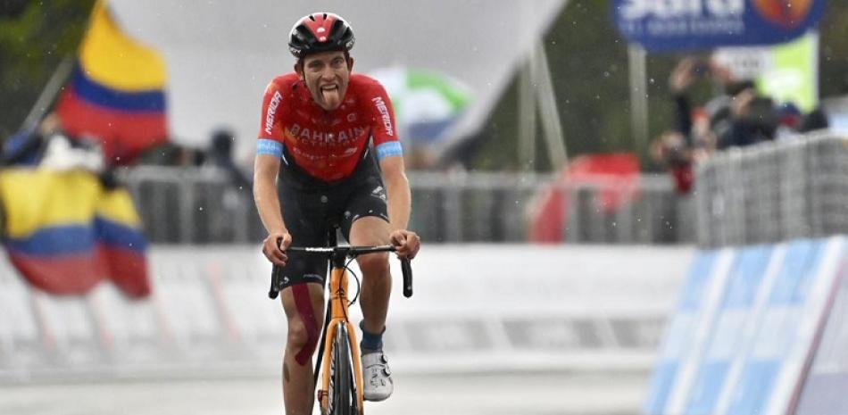 Gino Mader saca la lengua tras ganar la sexta etapa del Giro de Italia, en Ascoli Piceno.
