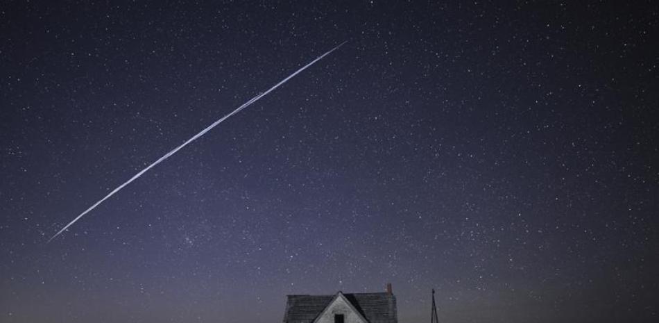 Fotografía de larga exposición del 6 de mayo de 2021 de una serie de satélites StarLink de SpaceX sobre una casa cerca de Florence, Kansas.

Foto: AP/Reed Hoffmann, Archivo