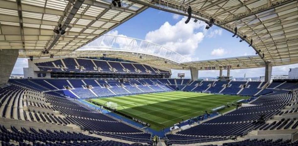 En esta foto, una imagen general del estadio Dragao en Oporto, Portugal. La UEFA confirmó que la final de la Liga de Campeones se disputará en este estadio.