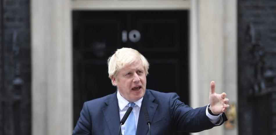 El primer ministro británico, Boris Johnson, habla con los medios de comunicación en las afueras del número 10 de Downing Street en Londres, el lunes 2 de septiembre de 2019.

Foto: Victoria Jones/ PA vía AP