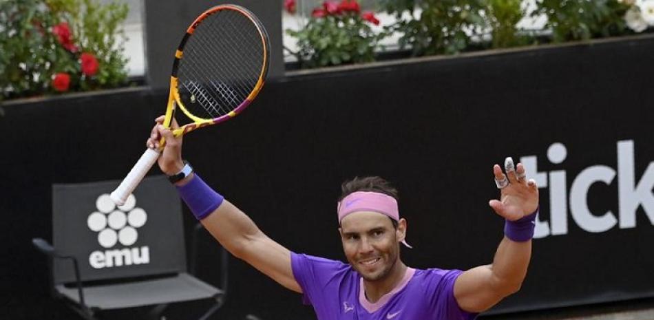 El español Rafael Nadal festeja su triunfo en sets consecutivos sobre el alemán Alexander Zverev en los cuartos de final del Abierto de Roma,