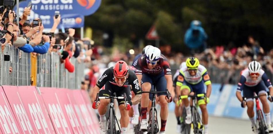 El australiano Caleb Ewan, izquierda, acelera para llevarse la séptima etapa del Giro de Italia, un tramo de Notaresco a Termoli, Italia.