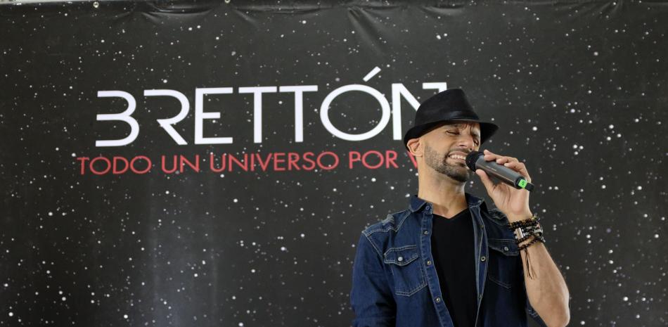 El cantautor santiaguero Brettón lanzó el disco "Todo un universo por vivir’’, en el que comparte canciones con Patricia Pereyra, Janio Lora, Sabrina Estepan y Addy Núñez