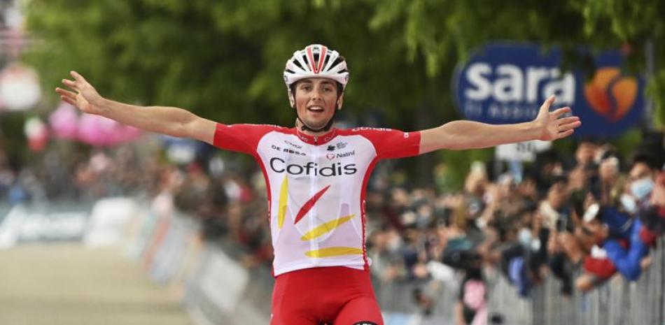El francés Viktor Lafay festeja su triunfo en la octava etapa del Giro de Italia, de Foggia a Sanframondi, Italia. (Massimo Paolone/LaPresse via AP)