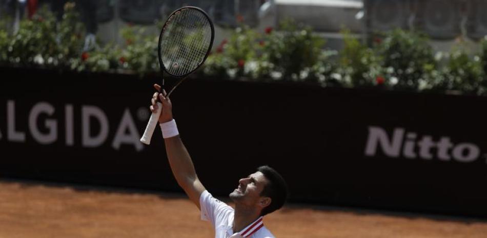 El serbio Novak Djokovic festeja tras vencer al griego Stefanos Tsitsipas en cuartos de final del Abierto de Italia en Roma. (AP Foto/Gregorio Borgia)