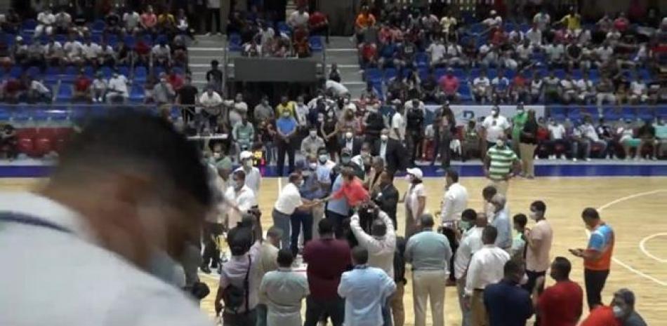 la apertura del torneo de baloncesto de Puerto Plata fue matizada por la violación de los protocolos