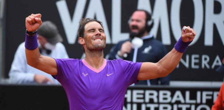 Rafael Nadal levanta los brazos luego de derrotar a Novak Djokovic en la final del Abierto de Italia