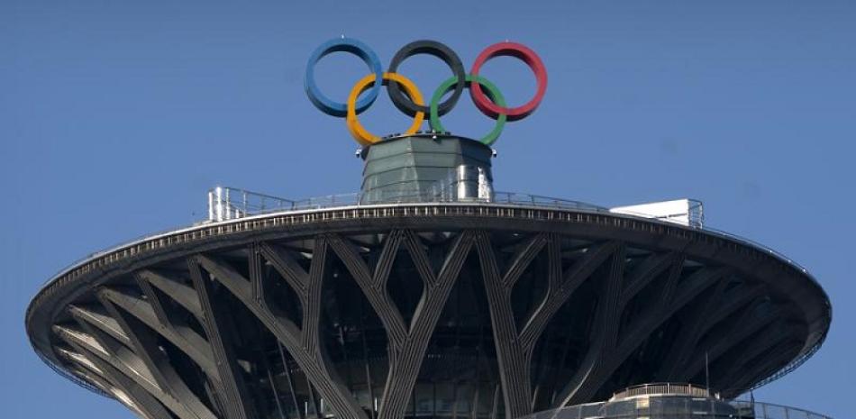 En esta foto del 2 de febrero de 2021 aparecen, los anillos olímpicos desplegados en la Torre Olímpica de Beijing.