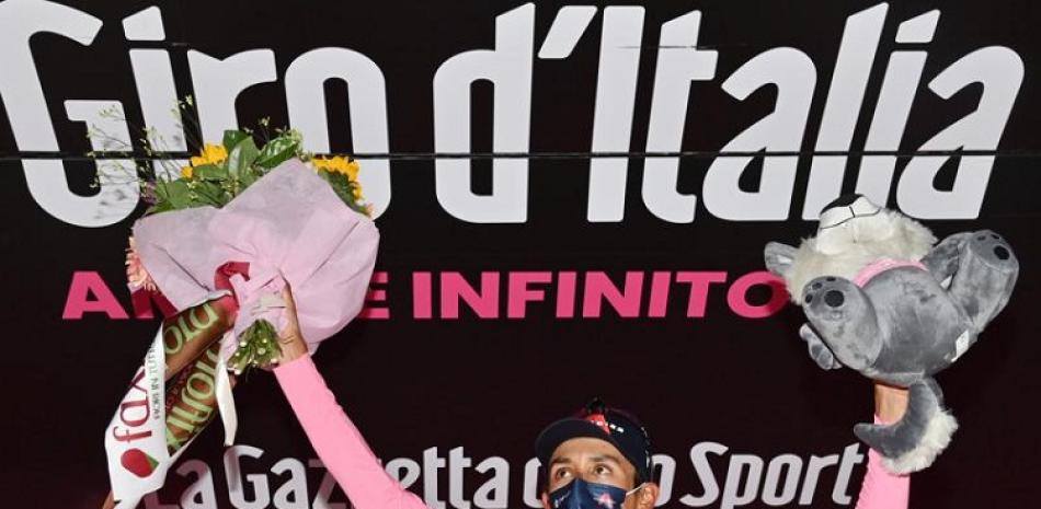 Egan Bernal celebra con la casaca rosada de líder general del Giro de Italia.