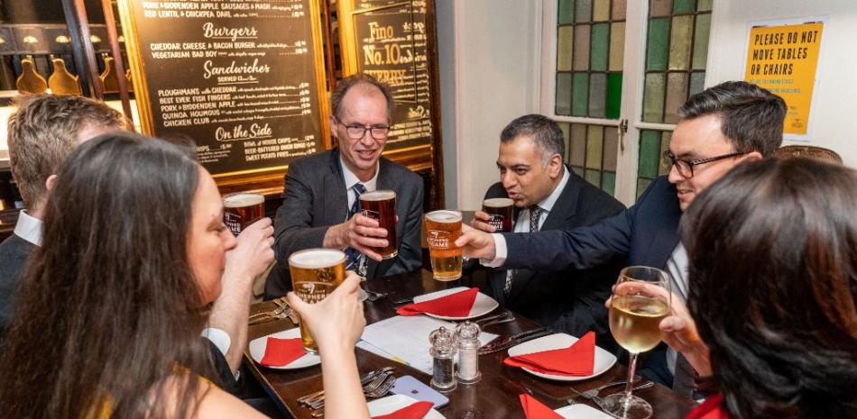 Los clientes se sientan con sus bebidas dentro del pub 'Old Dr Butler's Head' reabierto en Londres mientras las restricciones de cierre de Covid-19 se alivian en todo el país.
Niklas HALLE'N / AFP