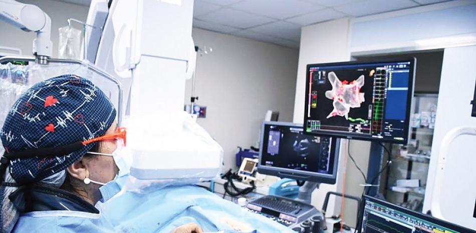 La doctora Eliany Mejía utilizando ecocardiograma intracardíaco en conjunto con el MAPA 3D.