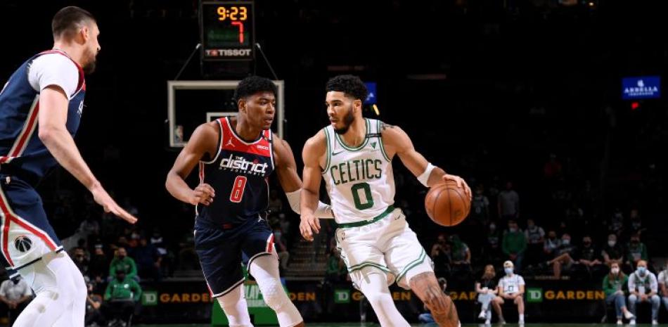Jayson Tatum, de los Celtics, maneja el balón ante la defensa de Rui Hachimura, de los Wizards, en acción del partido de la NBA este martes por la noche.