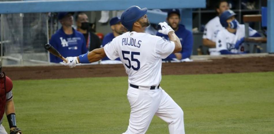 Albert Pujols realiza un swing en su primer turno con los Dodgers de Los Angeles en el partido frente a los Diamondbacks el lunes por la noche.