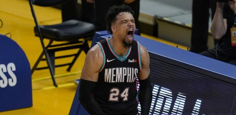 El alero de los Grizzlies de Memphis Dillon Brooks reacciona en el juego ante los Warriors de Golden State el pasado domingo.